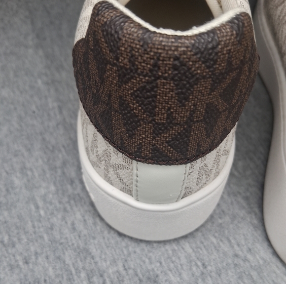 Michael Kors Women's Poppy Lace Up Vanilla Sneakers Gold MK Logo 8M - Picture 7 of 16